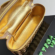BOTTEGA VENETA | Bang Bang Vanity case in Intrecciato wood-embossed gold - 2
