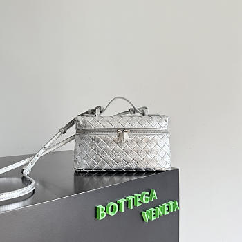 BOTTEGA VENETA | Bang Bang Vanity case in Intrecciato wood-embossed silver