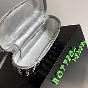 BOTTEGA VENETA | Bang Bang Vanity case in Intrecciato wood-embossed silver - 3