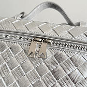 BOTTEGA VENETA | Bang Bang Vanity case in Intrecciato wood-embossed silver - 2