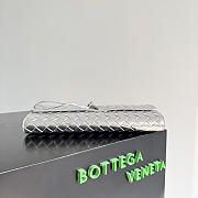 BOTTEGA VENETA | Andiamo Clutch Top handle clutch in Intrecciato laminated leather silver - 4