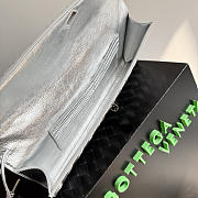 BOTTEGA VENETA | Andiamo Clutch Top handle clutch in Intrecciato laminated leather silver - 2