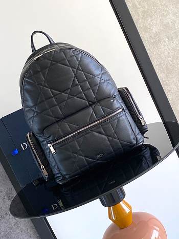 DIOR | Produces various styles of designer backpack 