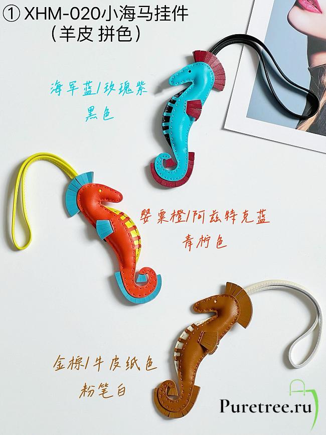 HM-020 Small Seahorse Pendant - 1