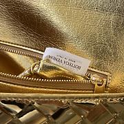BOTTEGA VENETA | Andiamo Clutch Top handle clutch in Intrecciato laminated leather gold - 4