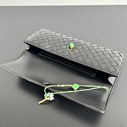 BOTTEGA VENETA | Flower Charm Andiamo Long Clutch In Black - 5