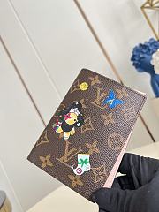 LOUIS VUITTON | LV Visionary Journeys Seoul Vivienne Wintery Travel - 4