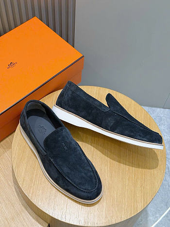 Hermès low loafers in suede combine sleek design dark blue