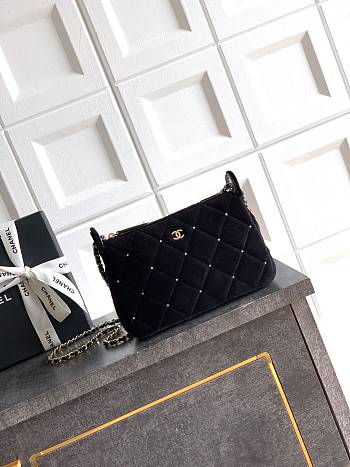 CHANEL | Clutch with Chain Velvet, gemstones & gold-plated metal black