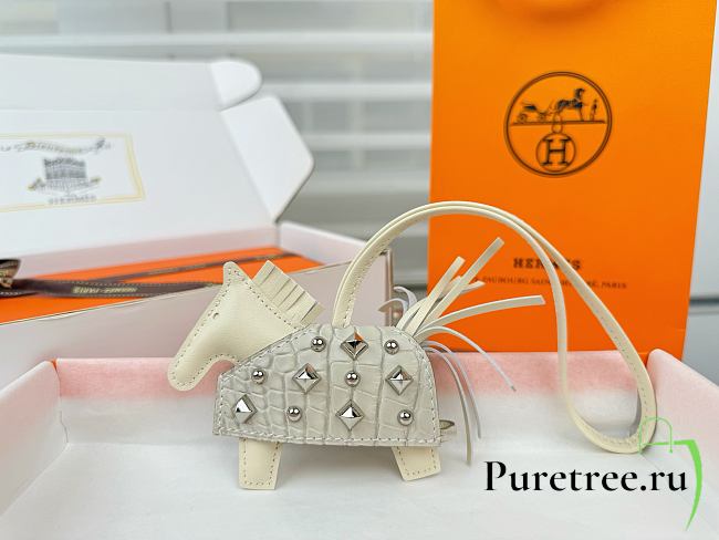 HERMES Rodeo Robeo Coeur Pony Bag Keychain White Silver - 1