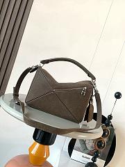 Loewe Small Featherlight Puzzle bag in grained - 4