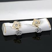 Chanel stud earrings flatter the face shape - 1