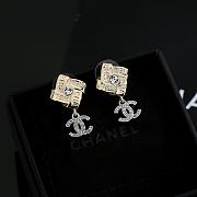 Chanel stud earrings flatter the face shape - 6