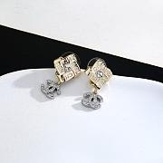 Chanel stud earrings flatter the face shape - 2