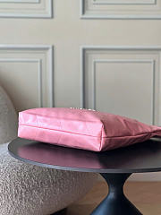 CHANEL | 22 Medium Handbag Pink Calfskin & Gold Metal  - 6