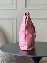 CHANEL | 22 Medium Handbag Pink Calfskin & Gold Metal  - 5