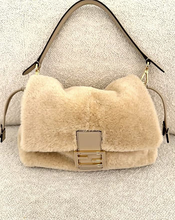 FENDI | Mamma Baguette Medium Beige shearling bag