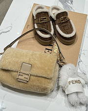 FENDI | Mamma Baguette Medium Beige shearling bag - 6