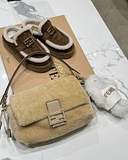 FENDI | Mamma Baguette Medium Beige shearling bag - 4