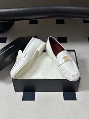 CHANEL | Métiers d’art 2026 Mocassins Crumpled Shiny Lambskin In White - 5
