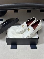 CHANEL | Métiers d’art 2026 Mocassins Crumpled Shiny Lambskin In White - 4