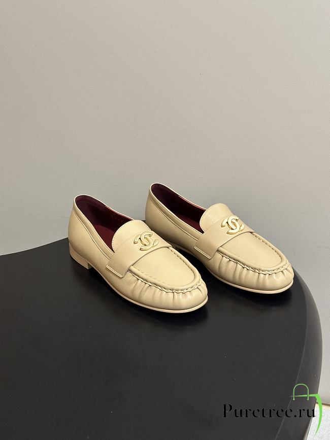 CHANEL | Métiers d’art 2026 Mocassins Crumpled Shiny Lambskin In Beige - 1