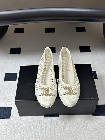 CHANEL | Woven Ballet Flats with Raffia Grass Off-White
