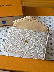 LOUIS VUITTON | Victorine Wallet Monogram Emblème Peuplier - 6