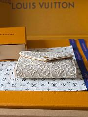 LOUIS VUITTON | Victorine Wallet Monogram Emblème Peuplier - 3