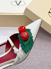 VALENTINO | 50mm Garavani Cherryfic Slingback In White - 4